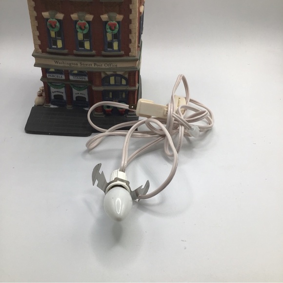 1996 Dept. 56 “Washington Street Post Office” Christmas in the City Series 58880 - Picture 12 of 16